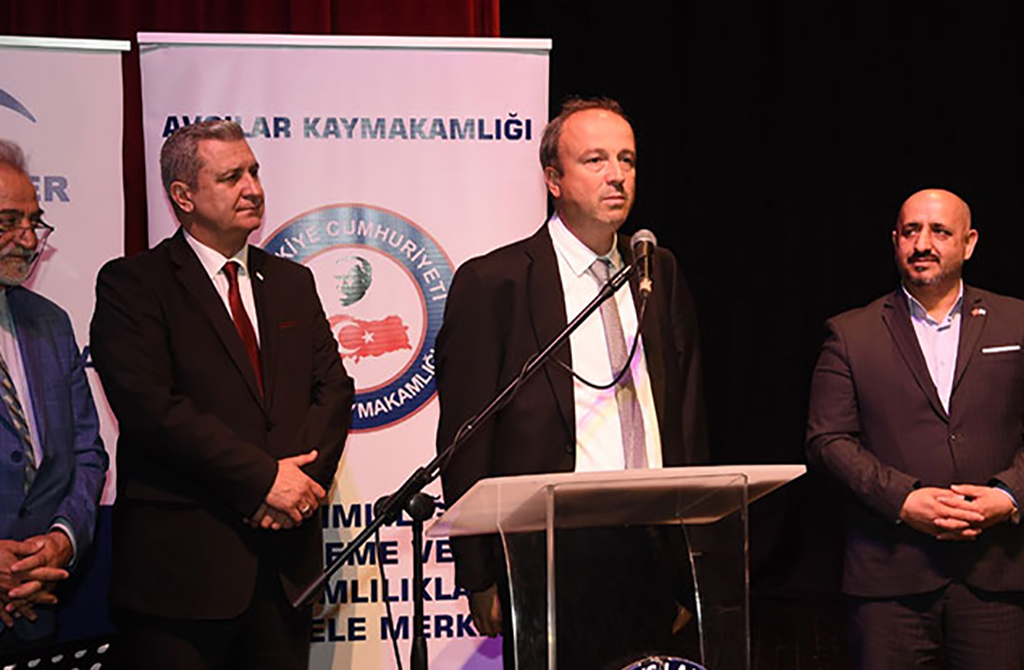 Avcılar Belediye Başkanı Turan Hançerli, Bağımlılıkla Mücadele Derneği tarafından organize edilen tiyatro etkinliğinde.
