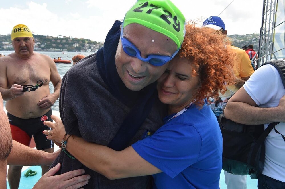 Avcılar Belediye Başkanı Turan Hançerli Boğaz'ı yüzerek geçti