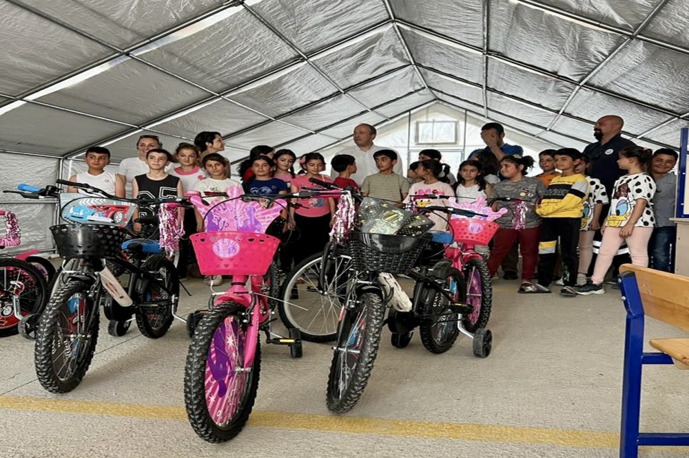 Başkan Hançerli’den Depremzede Çocuklara Bisiklet Sürprizi