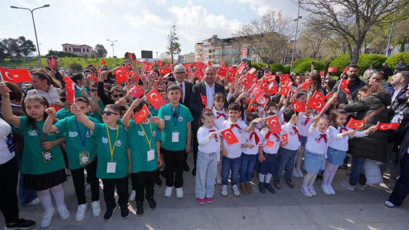 AVCILAR’DA 23 NİSAN COŞKUSU: ÇOCUKLAR SAHNEYE ÇIKTI, BAYRAM MEYDANLARA TAŞTI