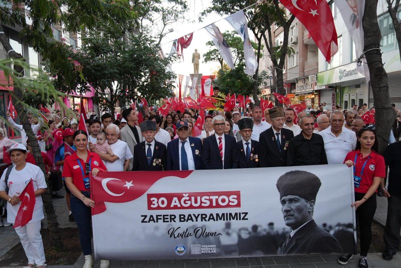 BÜYÜK ZAFERİN 103. YILI  AVCILAR’DA COŞKUYLA KUTLANDI